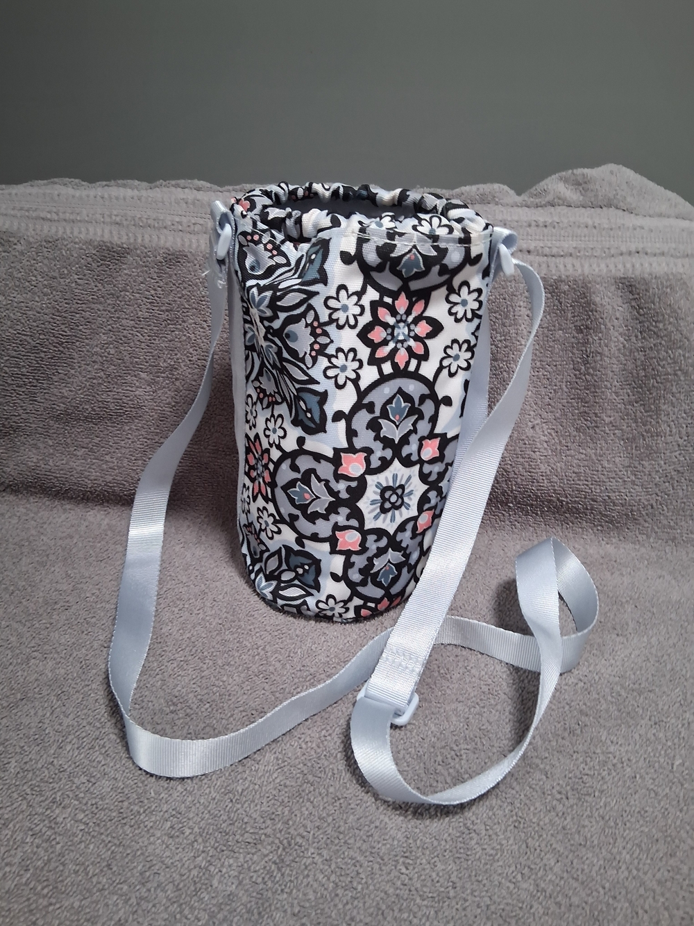 Vera Bradley Silver Gray Floral Tile Crossbody Bottle Bag Insulated New - Picture 2 of 9